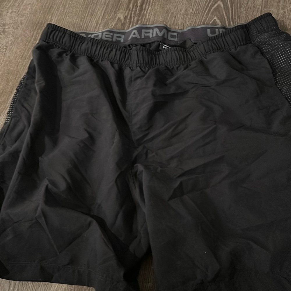 Men’s XXL Under Armour athletic shorts- like new!